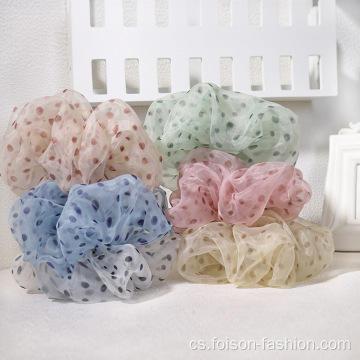 Puntíkatá gumička do vlasů prodávaná v culíku